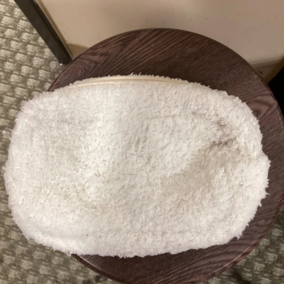 Barefoot Dreams Cozy Toiletry Bag/Case NWOT - Picture 2 of 6